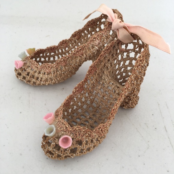 Other - VINTAGE HAND CROCHET LITTLE SHOES.